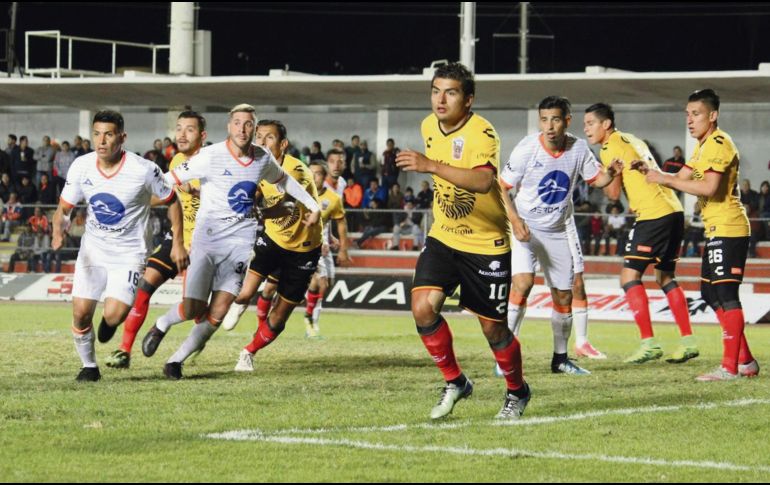 Jorge Mora (derecha) le cortó las alas a Correcaminos tras meter un gol de último minuto en el arco de Carlos Velázquez y salvó a Leones Negros. TWITTER/@leonesnegros