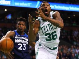 Certero. Marcus Smart (#36) aportó 18 puntos para Boston. AFP/M. Meyer