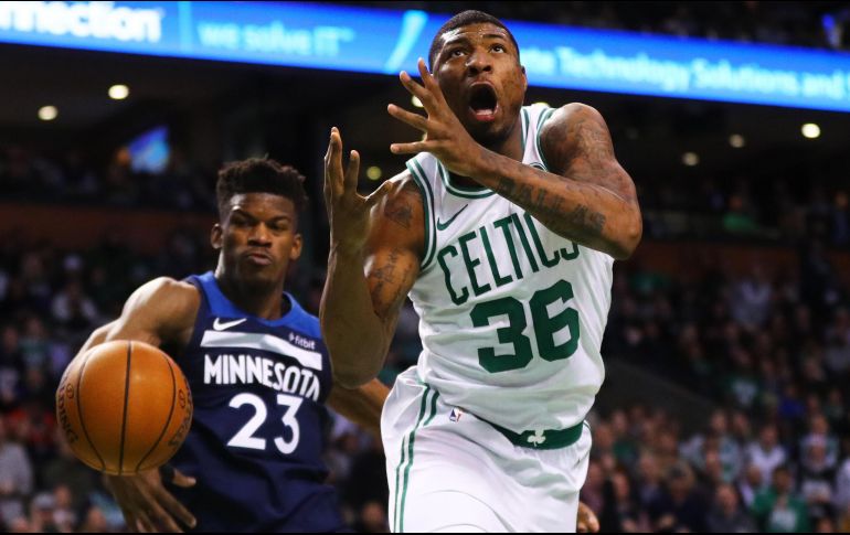Certero. Marcus Smart (#36) aportó 18 puntos para Boston. AFP/M. Meyer
