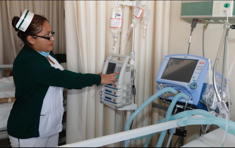 El médico José Castro Villagrana constituyó el 6 de enero como Día de la Enfermera y Enfermero, pues calificó la presencia de los profesionales como un regalo de reyes. NTX/ C. Pacheco