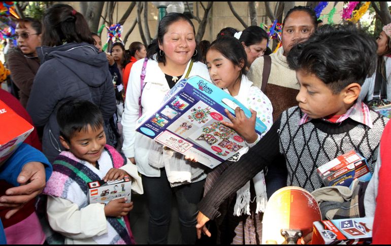 Con el apoyo de diversas instituciones y personas se llevan juguetes a los niños, quienes los reciben llenos de ilusión. NTX/ ARCHIVO