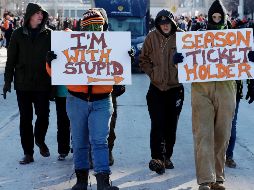 Al menos un jugador de los Browns reaccionó con molestia ante las protestas de los aficionados. AP/T. Dejak
