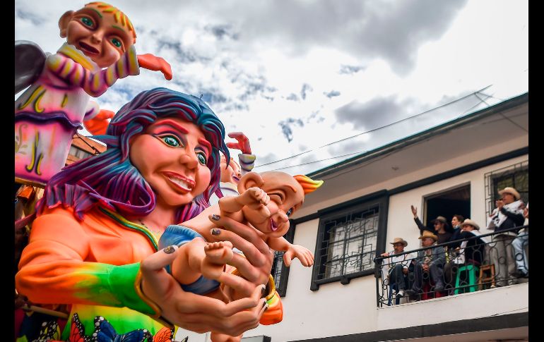 Los personajes se caracterizan por su gran altura y color. AFP / L. Robayo