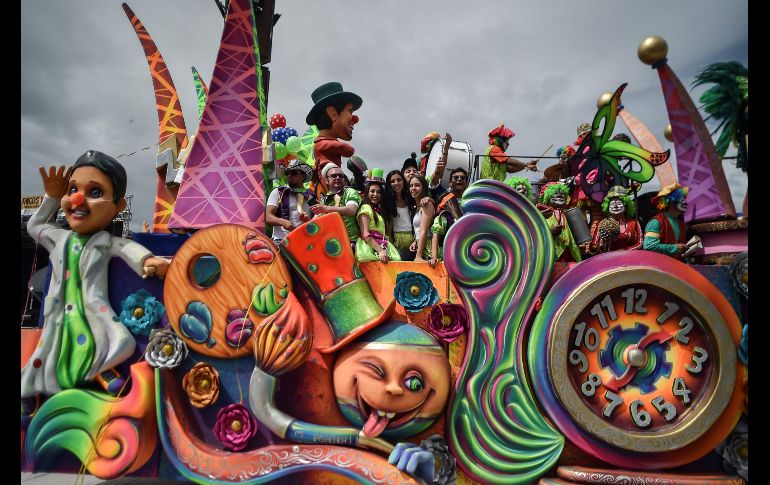 Carros alegóricos coloridos formaron las grandiosas escenas. AFP / L. Robayo