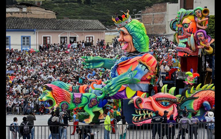 Entre dragones, leones y divertidos personajes se llevó a cabo la tradición de 
