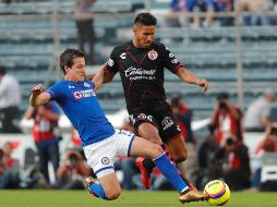 Carlos Fierro (I), uno de los nuevos fichajes de Cruz Azul, creó una de las pocas ocasiones de gol para los celestes. EFE/J. Méndez