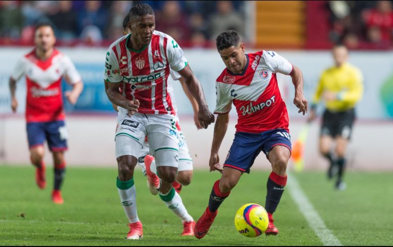 Los conjuntos se enfrascaron en un duelo cerrado, con más fuerzas que talento y con mucho juego en medio campo, pero poco en las áreas. MEXSPORT/A. Juárez