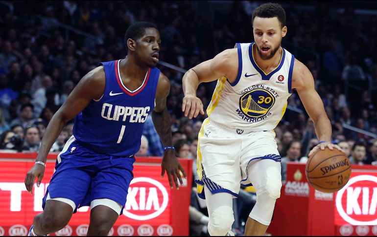 Encendido. Desde su regreso por lesión, Stephen Curry acierta 54% de sus tiros de campo. AP/A. Gallardo