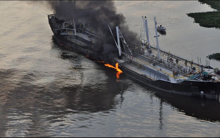 Tras la colisión se desató un incendio que ha estado activo durante horas. AFP/ARCHIVO