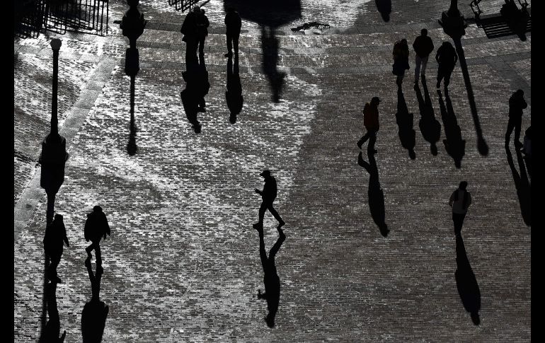 Personas caminan en la plaza Narino, en la ciudad colombiana de Pasto. AFP/L. Robayo