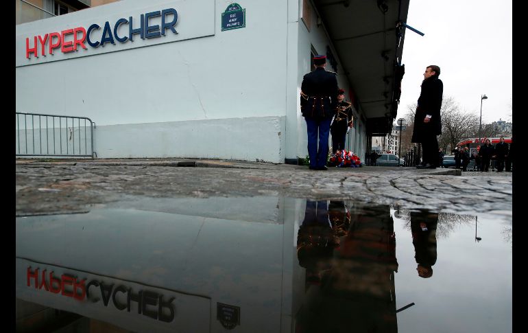 El presidente de Francia, Emmanuel Macron, asiste en París a una ceremonia en memoria de las víctimas del ataque a un supermercado, perpetrado hace tres años por un yihadista. AFP/C.  Hartmann