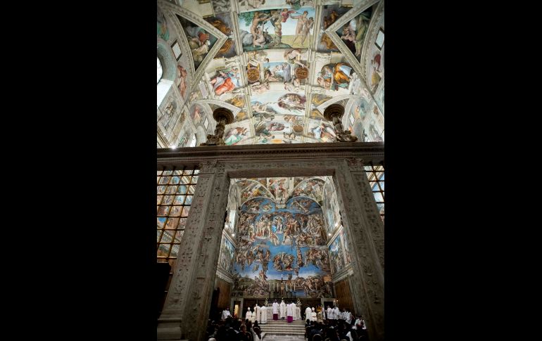 El Papa Francisco preside una misa en la Capilla Sixtina del Vatina. El Pontífice bautizó a 34 bebés en una ceremonia. AP/L'Osservatore Romano