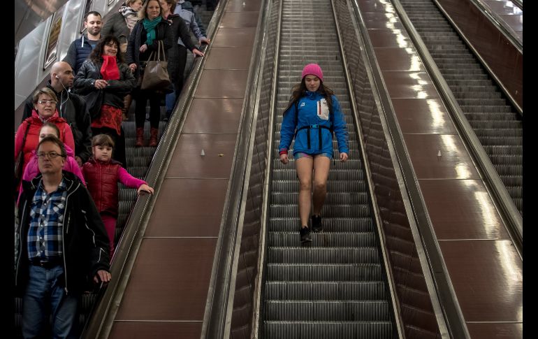 En una estación del medio de transporte en Praga, República Checa.