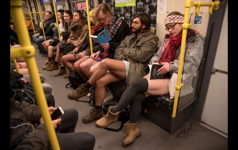 El objetivo es divertirse y arrancar una sonrisa a los otros viajeros del metro, explicaron en su página de Facebook los organizadores del evento en Berlín.