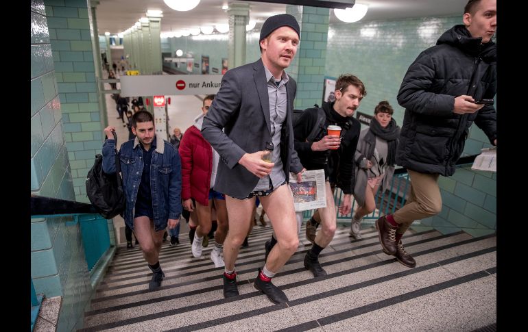 Muchos emprendieron viaje tras guardar sus pantalones en bolsos y mochilas.