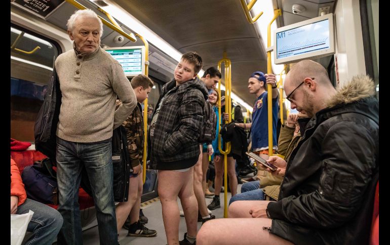 En un vagón en Varsovia, Polonia. La idea es mantenerse serio durante el viaje y actuar como si fuera habitual.