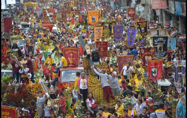 Fieles católicos muestran figuras del Nazareno Negro afuera del templo Quiapo en Manila, Filipinas, con motivo de la celebración anual que se realiza el 9 de enero. AFP/T. Aljibe