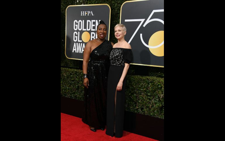 La actriz Michelle Williams (d) llegó acompañada por la fundadora del movimiento 