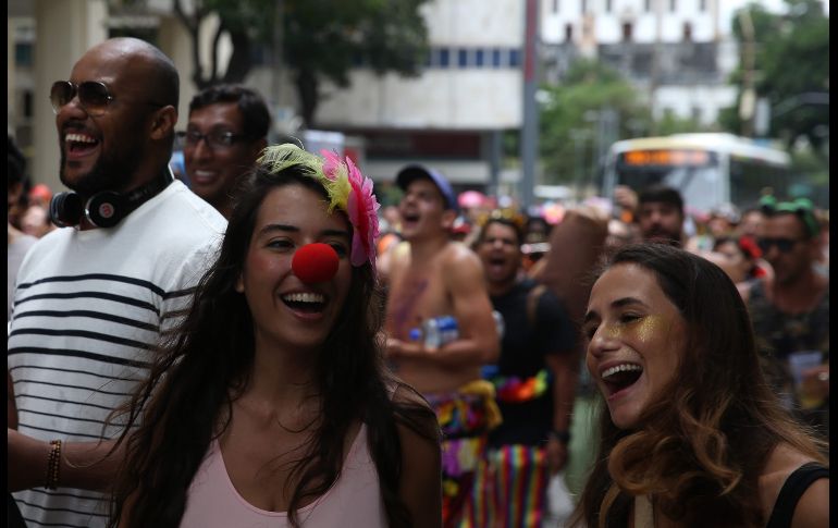 Tras los blocos marcharon cientos de personas, que bailaron y cantaron las tradicionales 