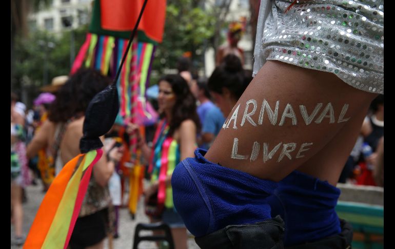Al menos 17 de estas agrupaciones desfilaron por el centro de la ciudad para calentar motores a casi un mes del que es considerado como uno de los carnavales más famosos del mundo.