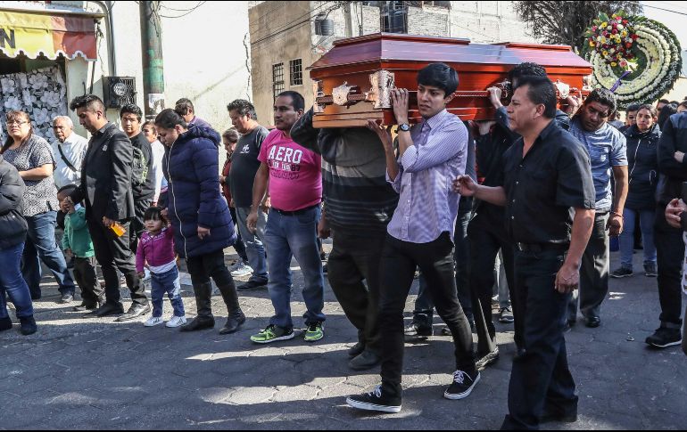 Familiares,  amigos y compañeros despidieron al editor  de El Universal, José Gerardo Martínez,  asesinado el sábado en Coyoacán. SUN / G. Espinosa