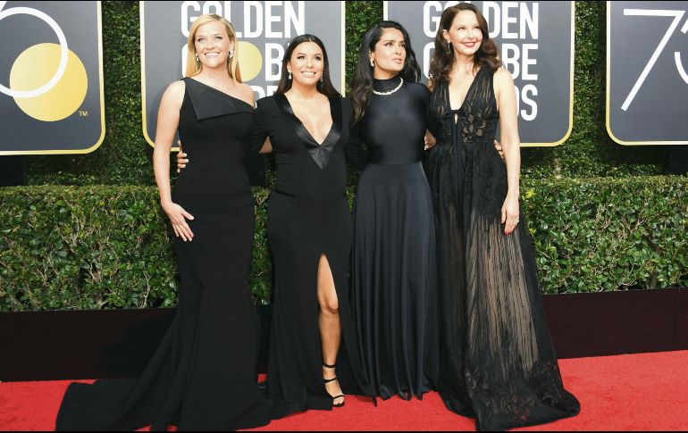 Poderosas. Reese Witherspoon y Eva Longoria en su paso por la alfombra de la 75 entrega anual de los Globos de Oro; a su paso lanzaron un mensaje para luchar por la igualdad salarial en Hollywood. En la foto se les unieron Salma Hayek y Ashley Judd. AFP