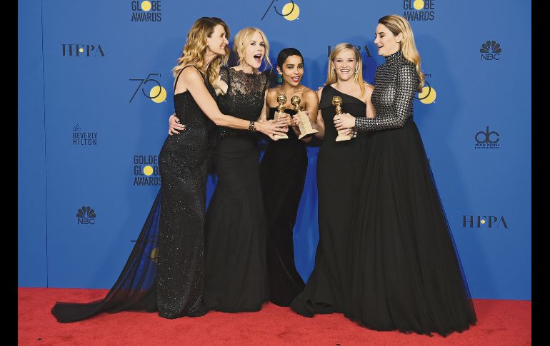 Laura Dern, Nicole Kidman, Zoe Kravitz, Reese Witherspoon, Shailene Woodley, protagonistas de la serie de HBO, “Big Little Lies”, con el Globo de Oro por la mejor miniserie en Beverly Hills, California, el 7 de enero.La ceremonia destacó por las invitadas que optaron en vestirse de negro como una forma de protesta en contra del acoso sexual y la desigualdad económica. AP/J. Strauss