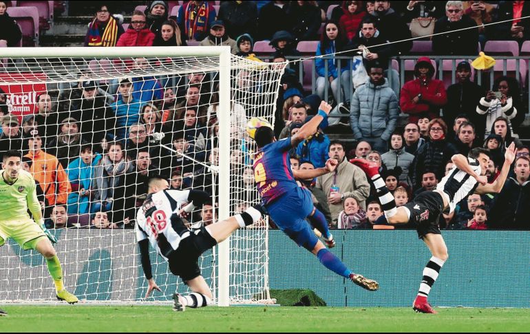 Letal. Luis Suárez saca su volea para vencer al portero del Levante y poner el 2-0. EFE