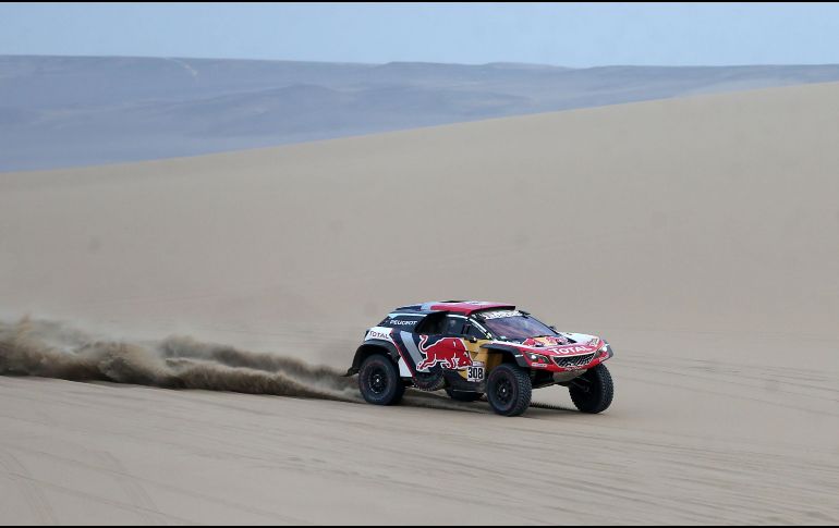 El francés Cyril Despres participa en la segunda etapa del rally Dakar 2018 por los desiertos de Pisco. EFE/E. Arias
