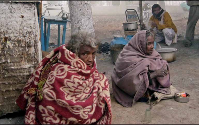 Las autoridades nepalíes han estado distribuyendo entre las familias de menos recursos del distrito de Saptari, alrededor de 15 mil mantas y siete mil colchones. EFE/ARCHIVO