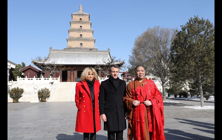 El presidente francés Emmanuel Macron (c) y su esposa Brigitte hacen un recorrido por la Gran pagoda del ganso salvaje, en Xian. Macron realiza una visita de estado a China. AFP/L. Marin