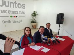 En rueda de prensa, Claudia Delgadillo confirma que declinó su aspiración y que Almaguer tendrá todo su apoyo. EL INFORMADOR / V. Arenas