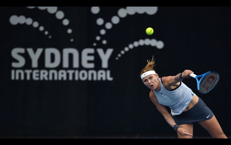 La checa Lucie Safarova juega en partido de la primera ronda del torneo de tenis de Sídney, en la ciudad australiana del mismo nombre. AFP/P. Parks