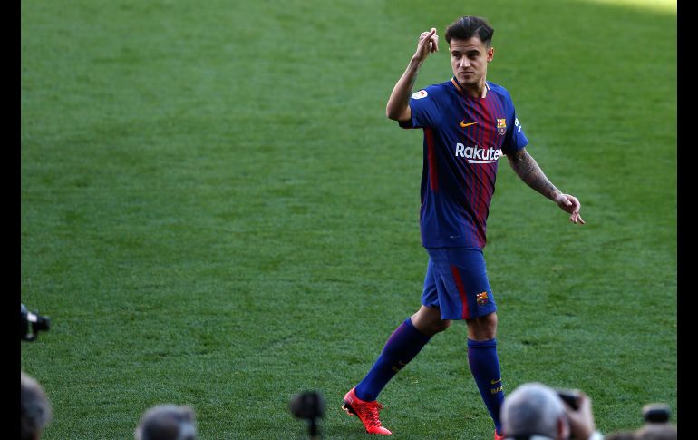 El brasileño Philippe Coutinho posa en el estadio Camp Nou en Barcelona, España, en su presentación como jugador del FC Barcelona. AP/M. Fernandez