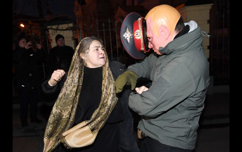 Una ucraniana pro Rusia ataca a un activista que se burla del presidente ruso Vladimir Putin, durante una protesta de nacionalistas ucranianios en Kiev. AFP/S. Supinsky