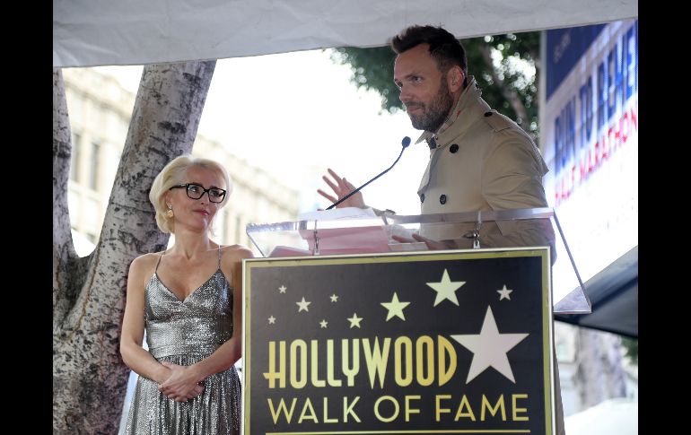 El productor y escritor Joel McHale (d) habla durante la ceremonia. Anderson es más conocida por su papel de la agente Dana Scully en la popular serie 