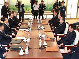 La entrevista se celebra en la localidad fronteriza de Panmunjom, situada en la zona desmilitarizada que divide la península. EFE / Korea