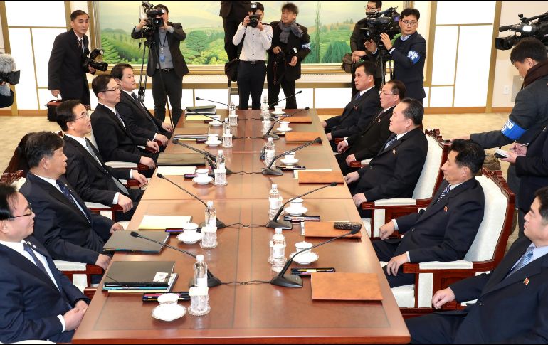 La entrevista se celebra en la localidad fronteriza de Panmunjom, situada en la zona desmilitarizada que divide la península. EFE / Korea