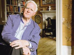 John Le Carré. El escritor posa desde la biblioteca de su casa. ESPECIAL