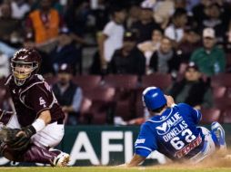 Julián Ornelas aprovechó un error del segunda base de Culiacán para marcar la carrera que sentenció el partido. TWITTER/@charrosbeisbol