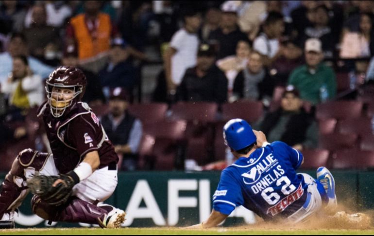 Julián Ornelas aprovechó un error del segunda base de Culiacán para marcar la carrera que sentenció el partido. TWITTER/@charrosbeisbol