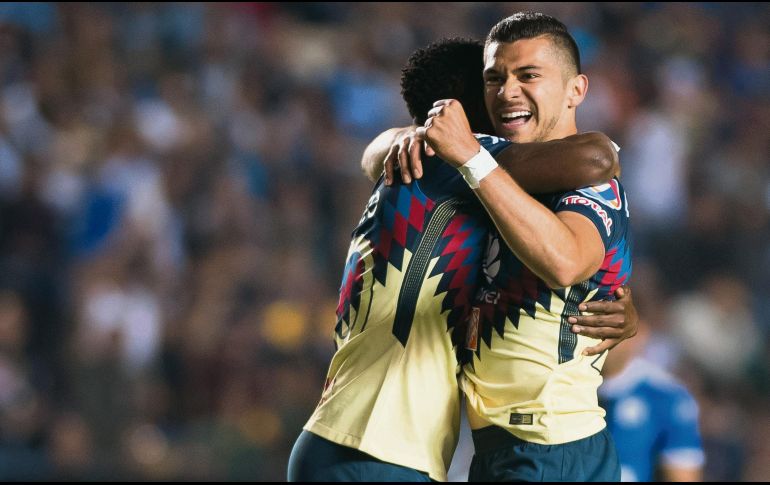 Salvador. Henry Martin (derecha) se estrenó como goleador y le dio el triunfo al América. MEXSPORT