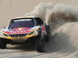 Líder. Stéphane Peterhansel aventaja en la clasificación general por tres minutos y 11 segundos a su compatriota y compañero de equipo Cyril Despres. AFP/F. Fife