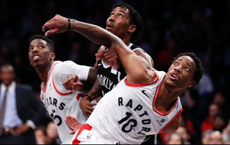 Figura. DeMar DeRozan (#10) aportó 35 puntos. AP