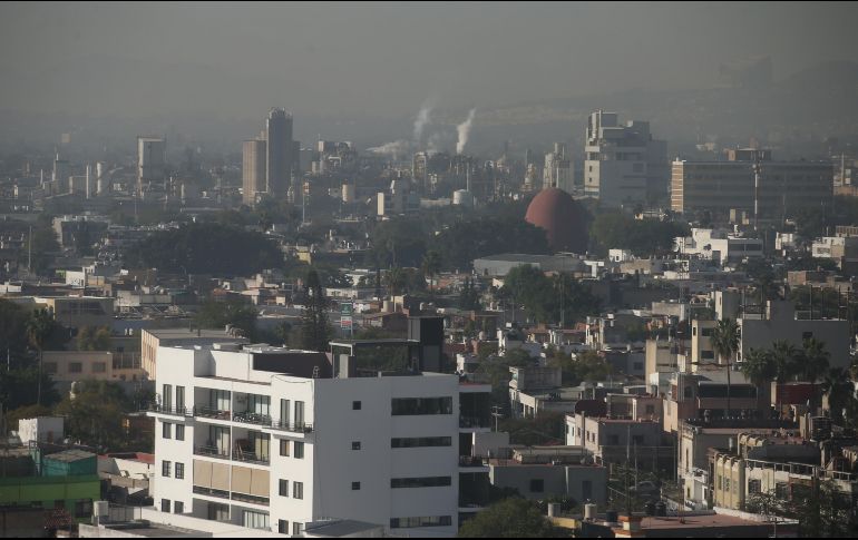 En 2017 la metrópoli acumuló mil 825 horas sumergida en contingencias y precontingencias atmosféricas, 2.6 veces más que en 2016. EL INFORMADOR/Archivo
