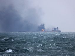 El buque continúa ardiendo tres días después del accidente entre el petrolero iraní registrado en Panamá y el carguero hongkonés. AFP/Cortesía Ministerio de Transporte de China