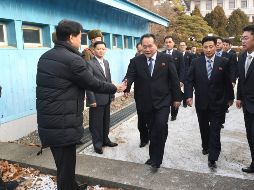 El jefe de la delegación norcoreana que dirige el comité para la Reunificación Pacífica de Corea, Ri Son-gwon (c), llega a una reunión con representantes surcoreanos en la localidad de Panmunjon. EFE/J. Ui-chel
