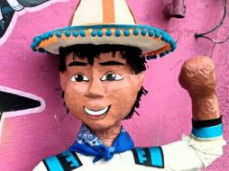 Los puños cerrados en la piñata y la pose en que fue colocada causaron sensación y risas entre los usuarios. FACEBOOK/Piñateria Ramirez