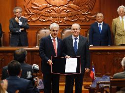 Sebastián Piñera (i) recibe el acta que lo proclama como presidente electo de manos del presidente del Tribunal Calificador de Elecciones. EFE / E. González