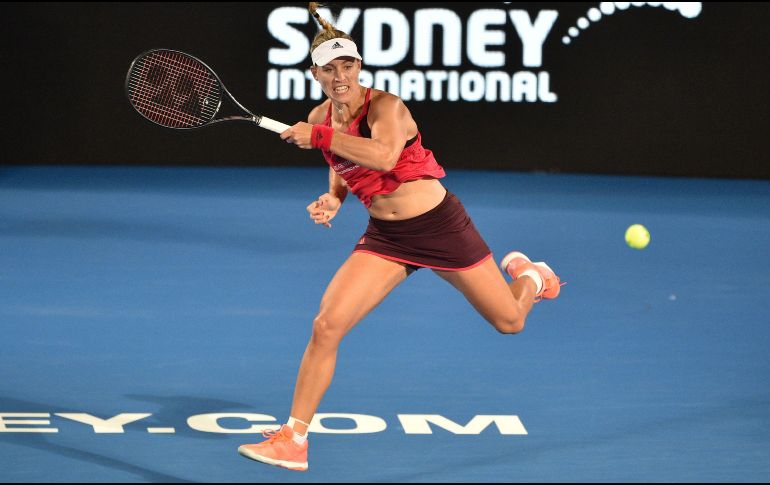Kerber, ex número uno del mundo en el ranking femenil ganó en el duelo de este martes por 5-7, 6-3 y -1. AFP / P. Parks